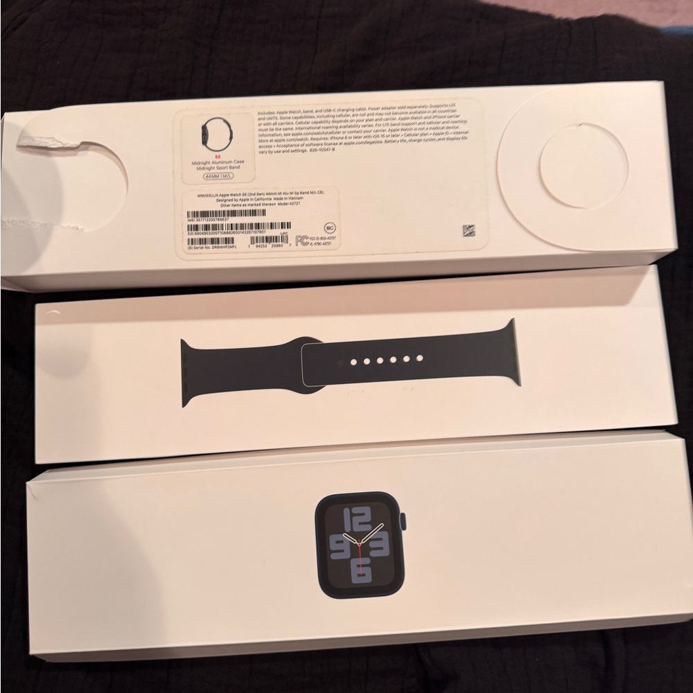NWT Apple Watch SE (2nd Gen) - Midnight Aluminum Case Midnight Sports Band